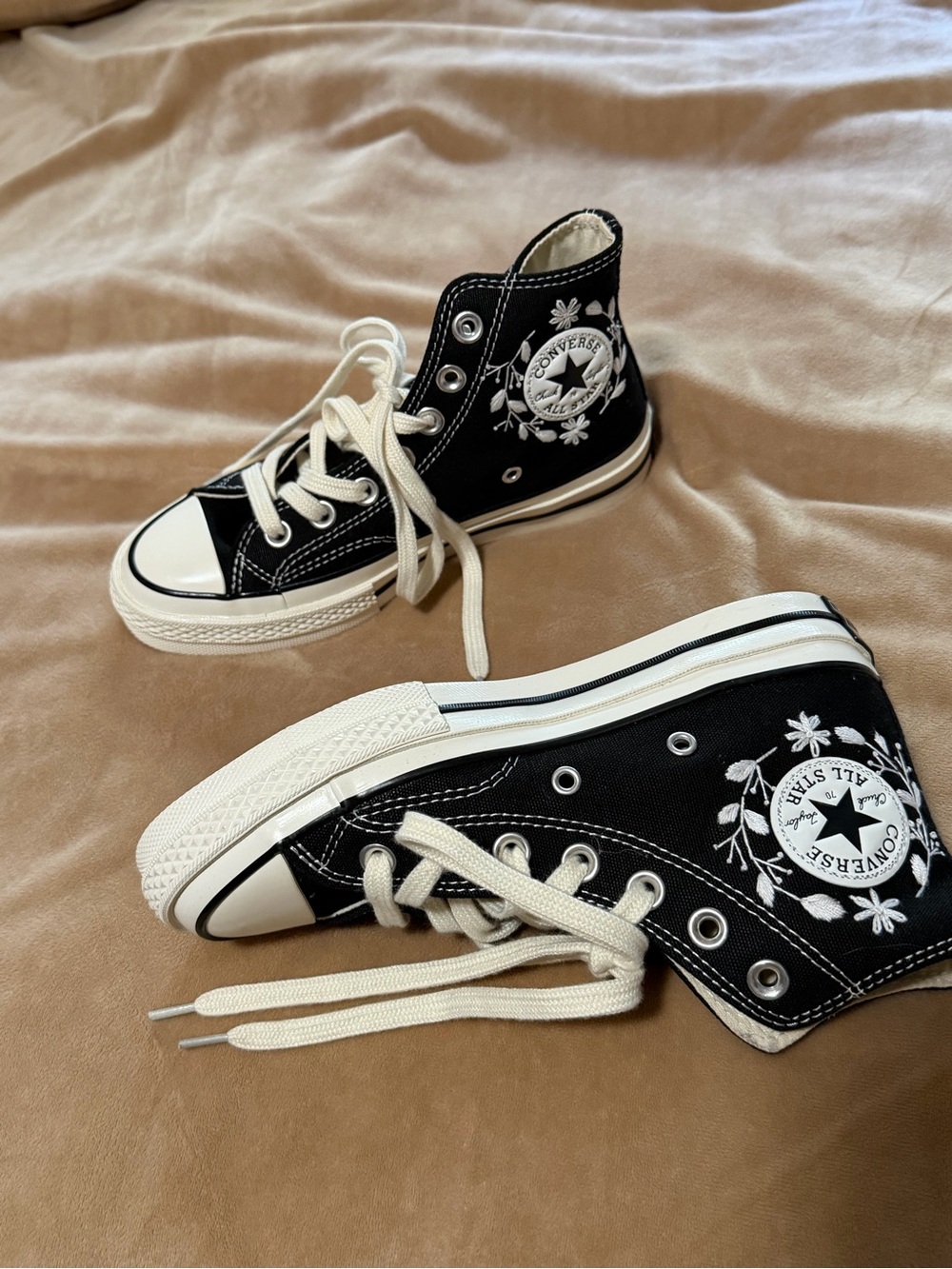 New Converse Kids' Black High Top Sneakers White Floral Embroidery Size 3 - Picture 3 of 6